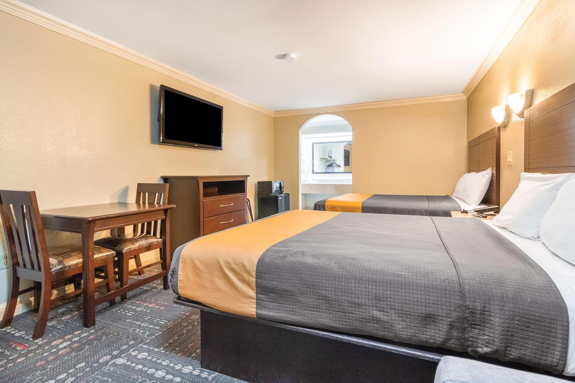 Americas Best Value Inn Houston Heights At I-45 Exterior photo