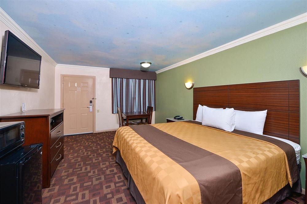 Americas Best Value Inn Houston Heights At I-45 Exterior photo