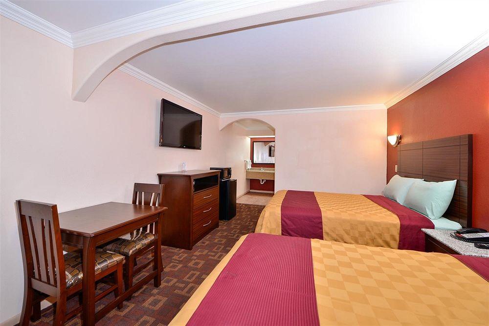 Americas Best Value Inn Houston Heights At I-45 Exterior photo