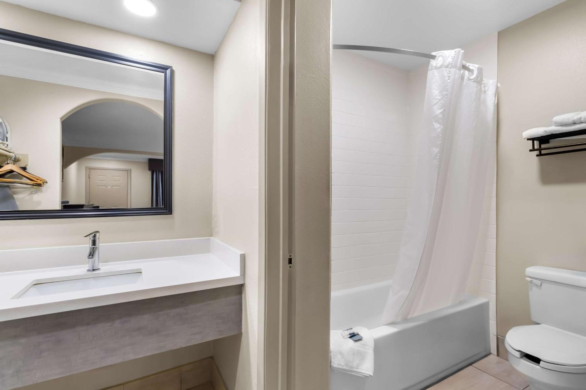 Americas Best Value Inn Houston Heights At I-45 Exterior photo