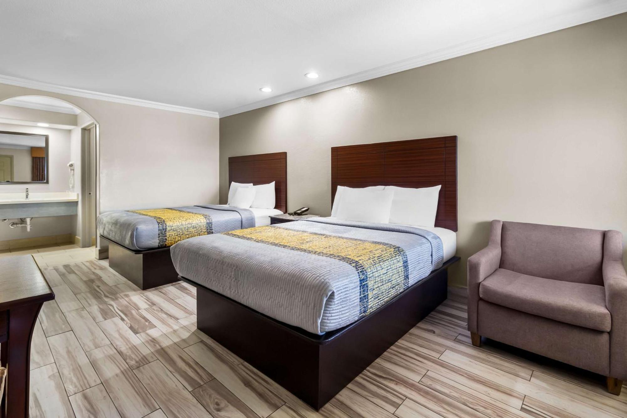 Americas Best Value Inn Houston Heights At I-45 Exterior photo