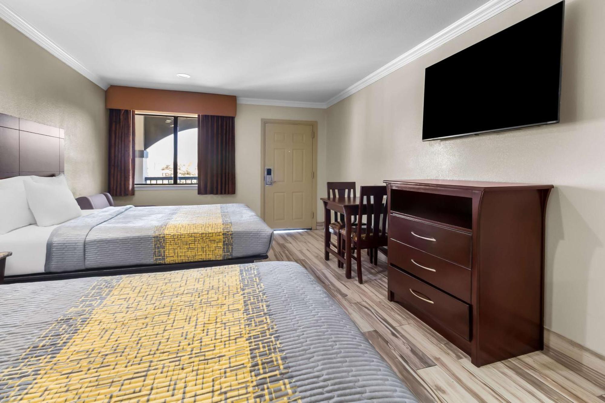 Americas Best Value Inn Houston Heights At I-45 Exterior photo