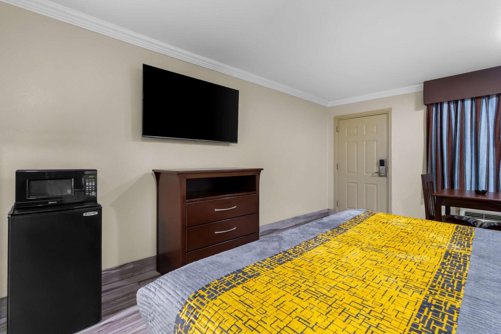 Americas Best Value Inn Houston Heights At I-45 Exterior photo