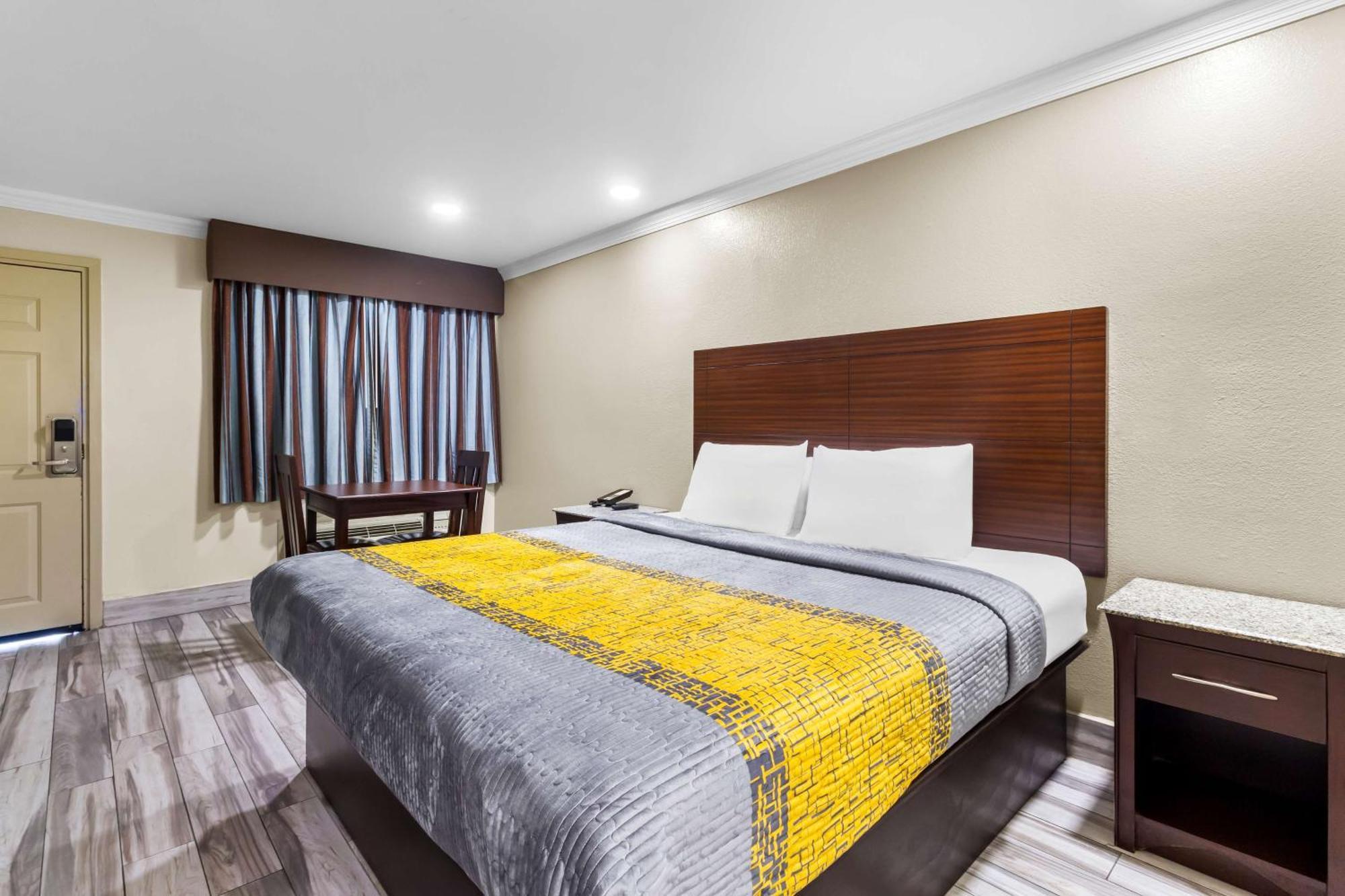 Americas Best Value Inn Houston Heights At I-45 Exterior photo