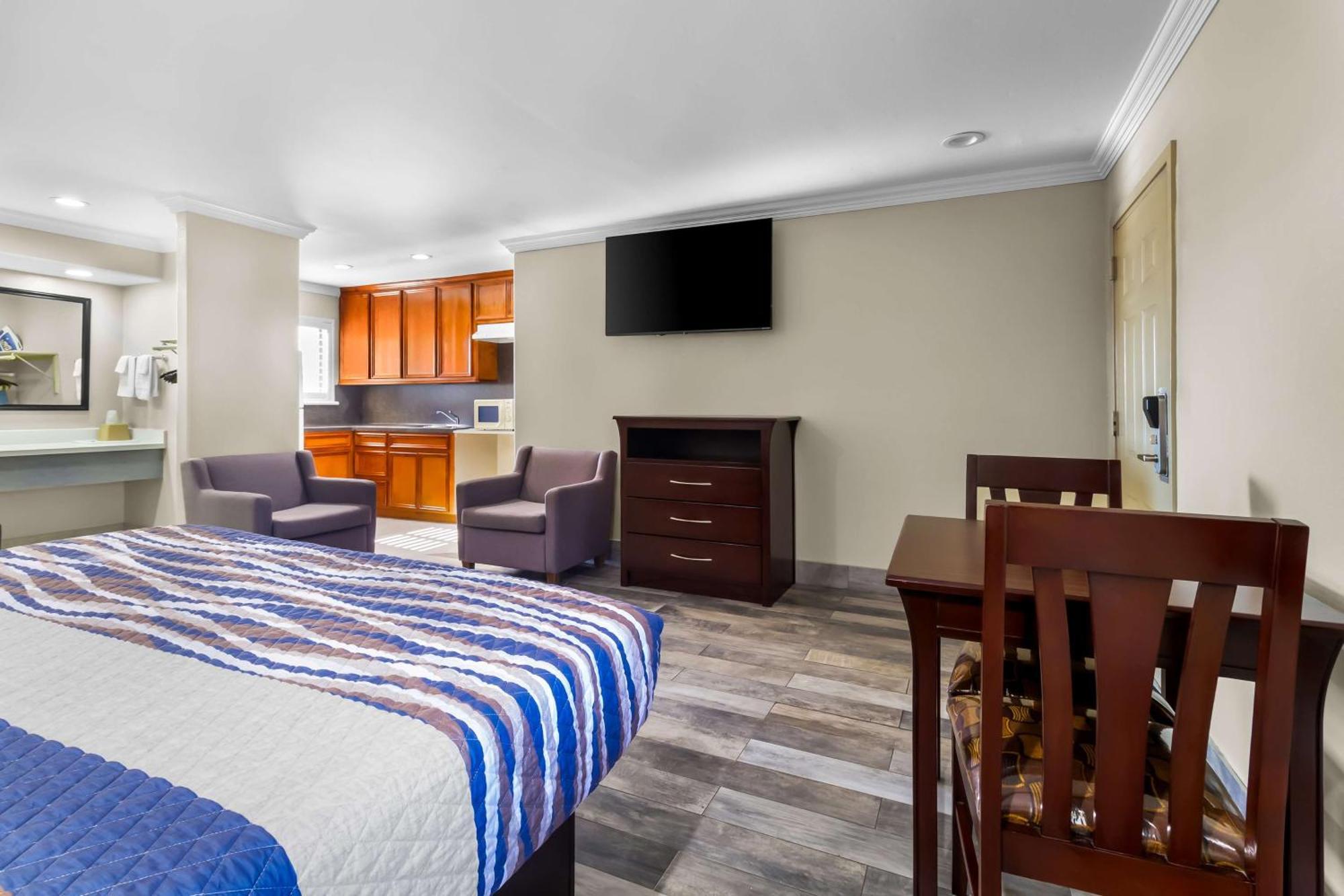 Americas Best Value Inn Houston Heights At I-45 Exterior photo