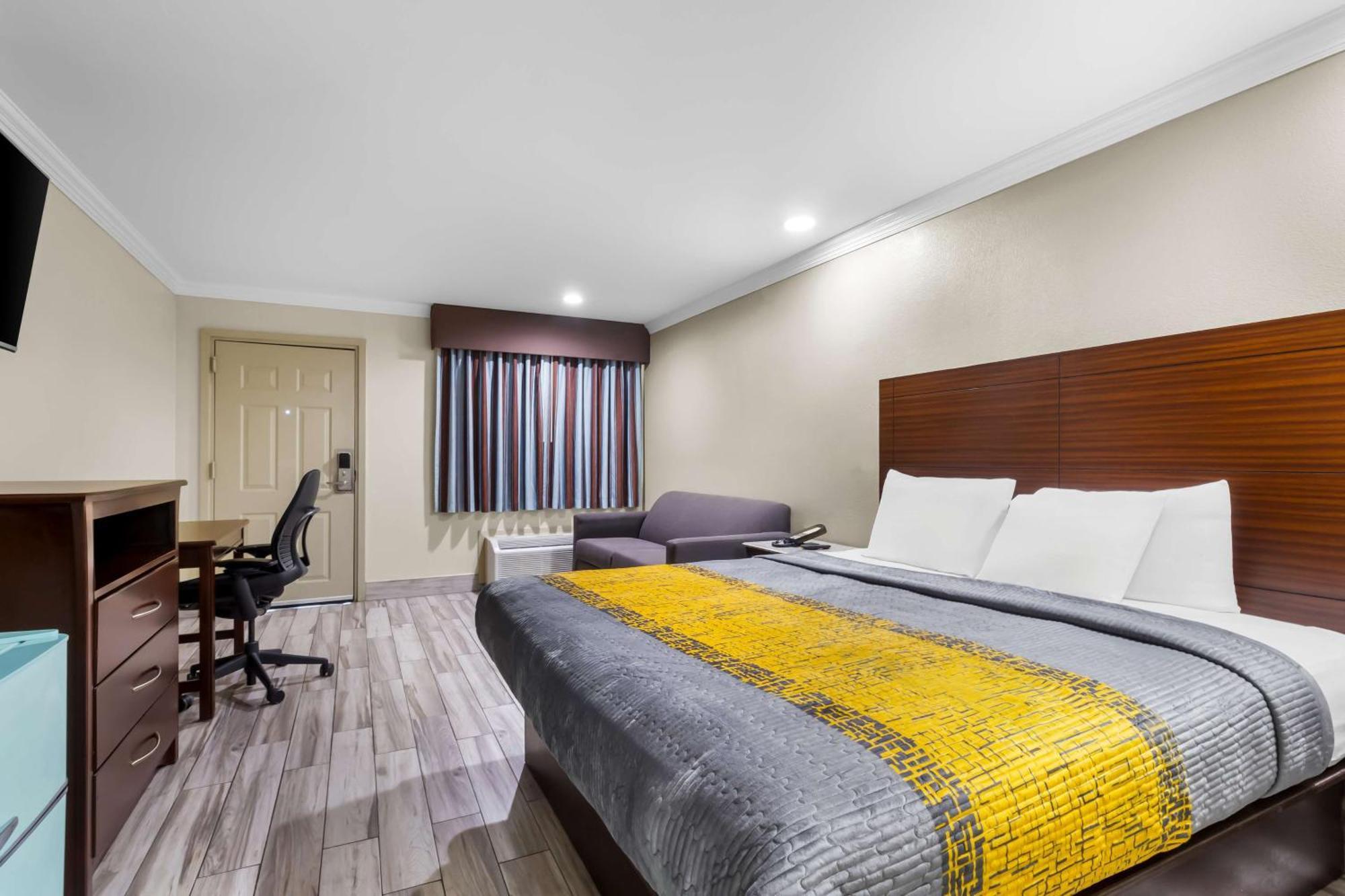 Americas Best Value Inn Houston Heights At I-45 Exterior photo