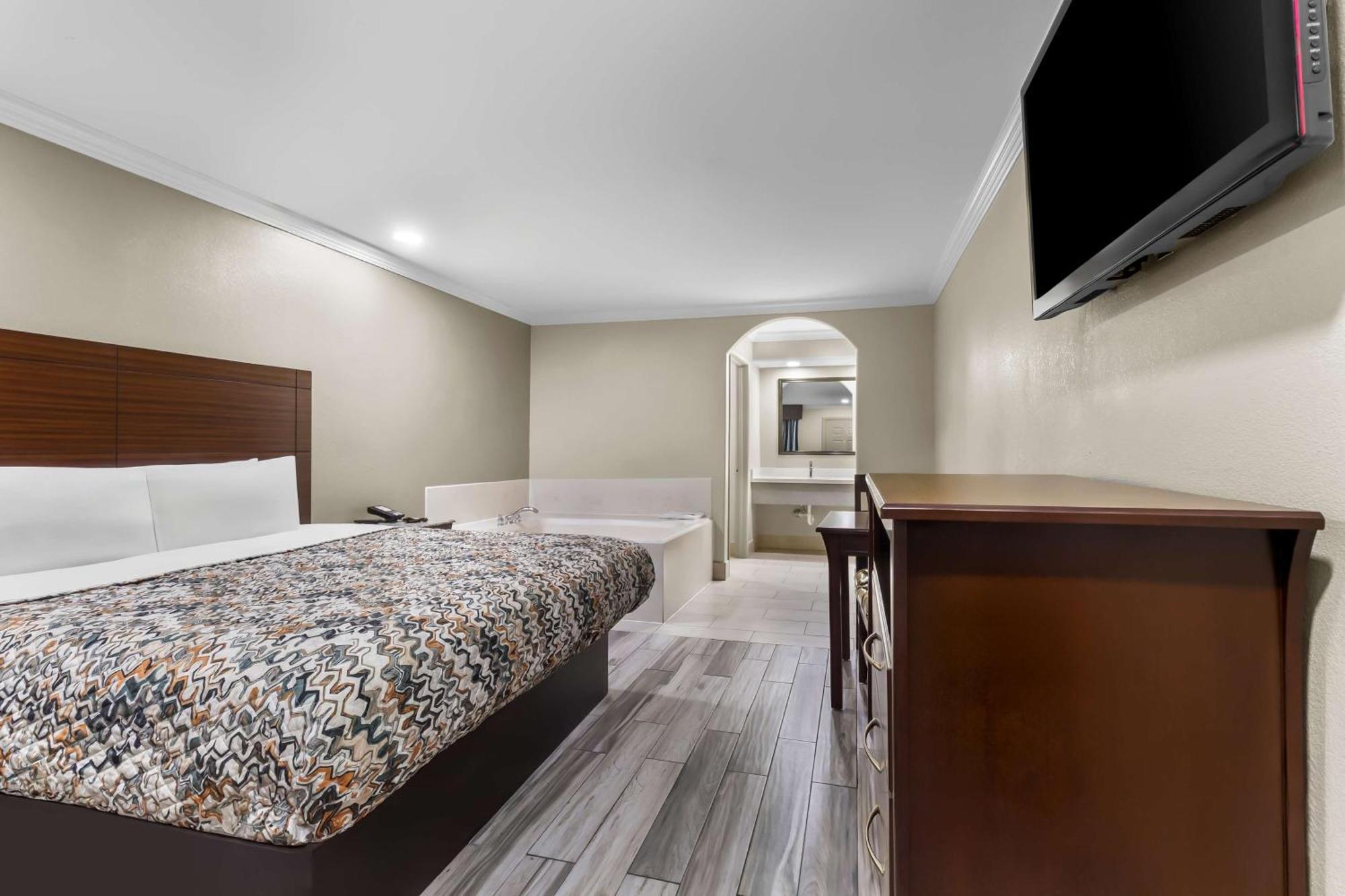 Americas Best Value Inn Houston Heights At I-45 Exterior photo