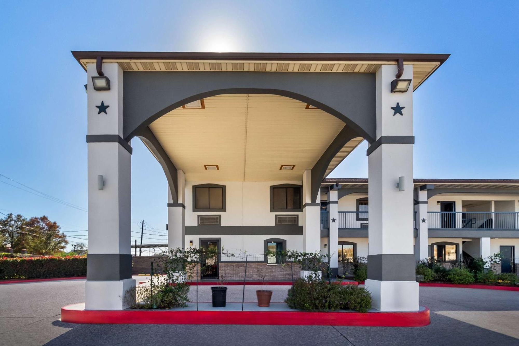 Americas Best Value Inn Houston Heights At I-45 Exterior photo