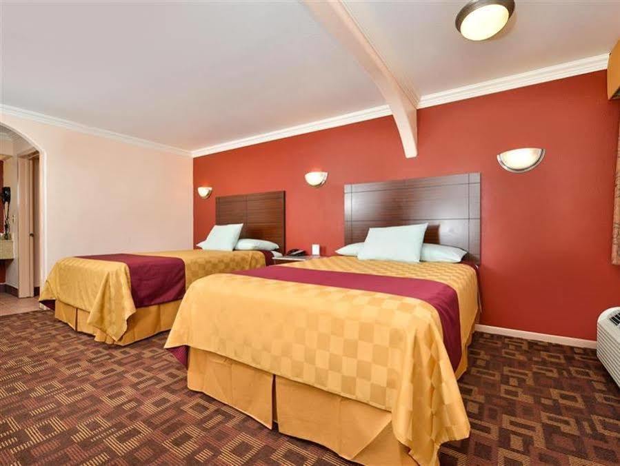 Americas Best Value Inn Houston Heights At I-45 Exterior photo